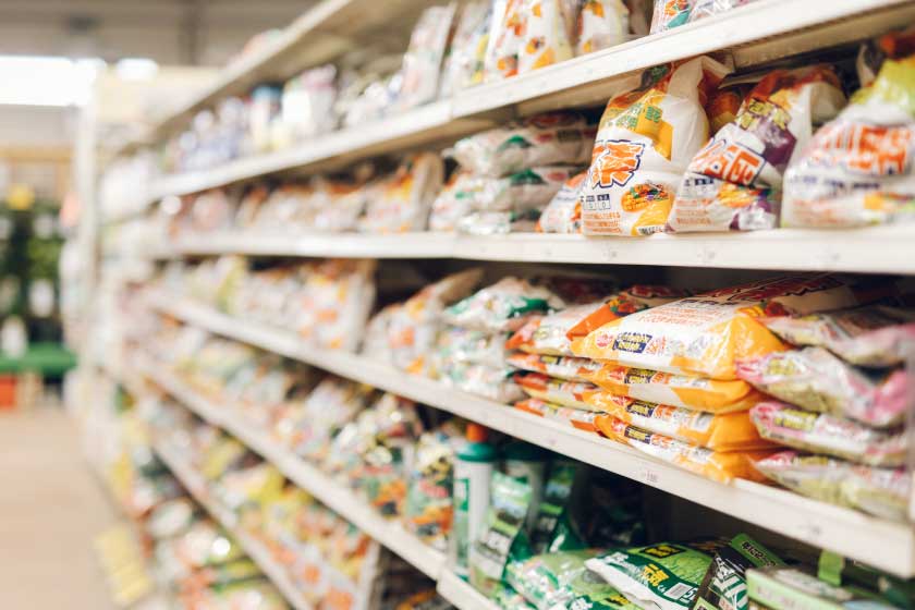 幅広い品揃えと接客の様子